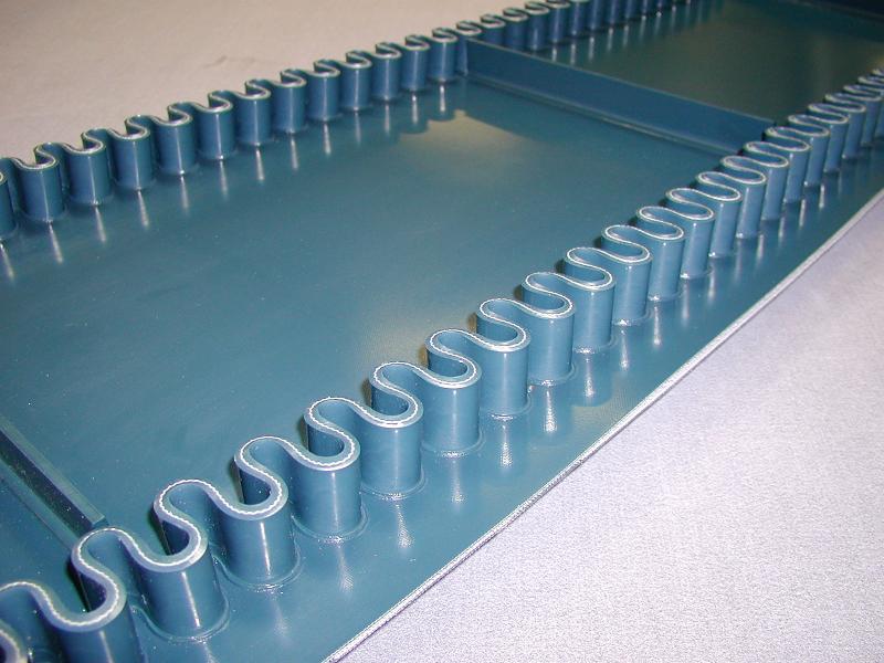 Conveyor belt with sidewalls