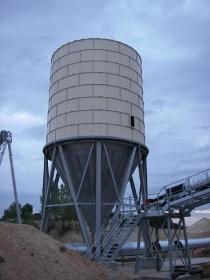 Storage silos for all bulk products - Height of 14,1 m.