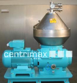 Self-cleaning disc centrifuge