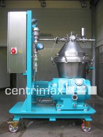 Self-cleaning disc centrifuge