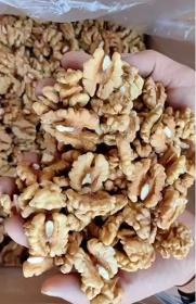 Extra light 80 % walnut kernels