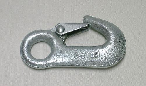 Touwing hook with safety sheet and fixed round eye