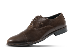 Formal men's shoes in brown color and with metal logo